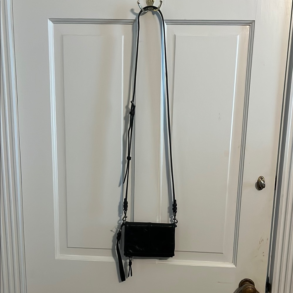 Sleek Black Leather Crossbody Bag with Adjustable Strap